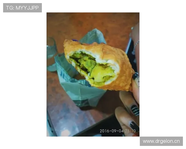 季丽萍晒的早饭：盘子像邻居阿姨，背景灯光像豪宅，这反差笑得我停不下来